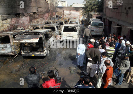 Ansicht von verbrannten Krankenwagen die Brandgefahr durch unerfindlichen Gründen beim Parken in den Räumen der alten Sabzi Mandi Gebietsbüro Edhi Wohlfahrt in Karachi auf Mittwoch, 1. Januar 2014. Bildnachweis: Asianet-Pakistan/Alamy Live-Nachrichten Stockfoto