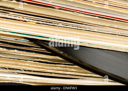 Stapel von Vinyl-Schallplatten in umfasst Stockfoto