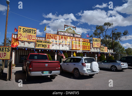 Kontinentale Wasserscheide - Marker Zeichen und indischen Markt auf der alten Route 66 Stockfoto