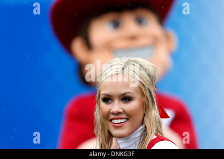 Jacksonville, Florida, USA. 1. Januar 2014. Georgia Bulldogs Cheerleader Jubel während 2014 Taxslayer.com Gator Bowl erste Halbzeit Aktion zwischen Georgia Bulldogs und die Nebraska Cornhuskers in EverBank Field in Jacksonville, Florida. Bildnachweis: Cal Sport Media/Alamy Live-Nachrichten Stockfoto