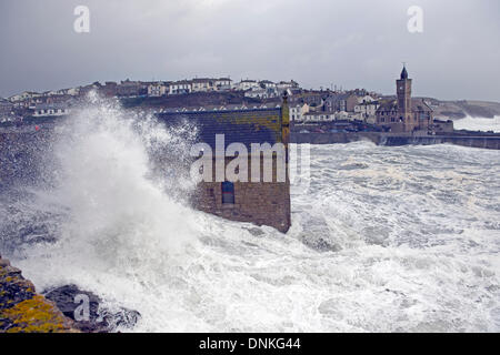 Riesigen spektakulären Wellen und Winden aus dem neuesten Sturm Schäden im Hafen von Porthleven Stockfoto