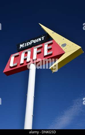 1960er Jahren Googie-Stil Zeichen an der Route 66 Mittelpunkt Cafe, Adrian, Texas Stockfoto