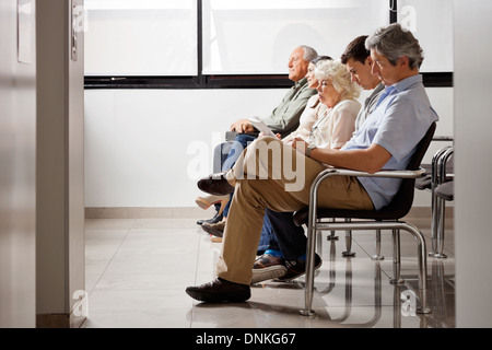 Menschen warten Arzt im Krankenhaus-Lobby Stockfoto