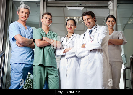 Medizinische Fachleute stehen mit gefalteten Händen Stockfoto