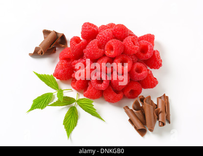 Jede Menge frische Himbeeren und Schokolade locken Stockfoto