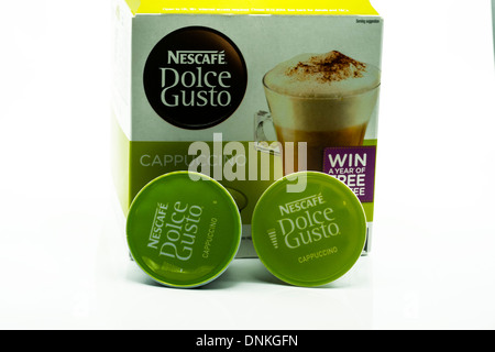 Schachtel mit Nescafe Dolce Gusto Kaffee Pads Cappuccino textfreiraum weißen Hintergrund ausschneiden Stockfoto