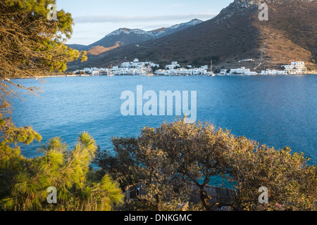 Katapola Hafen, dem wichtigsten Hafen der Insel Amorgos auf den Kykladen, Griechenland, aus ksilokeratidi Weiler, die auf dem gegenüberliegenden Ufer Stockfoto