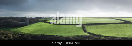 Am Nachmittag Sonnenlicht bis zur Kirche von St Morwenna & St. Johannes der Täufer mit Pfarrhaus Farm hinter Morwenstow, Devon Stockfoto