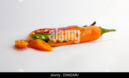 Grüne und rote gehackte Cayenne und thai Birds Eye chili peppers Stockfoto