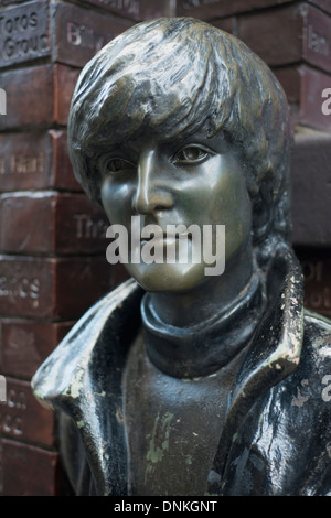 Statue von John Lennon von der Cavern Wall of Fame auf der Mathew Street, Liverpool, Merseyside, England, UK Stockfoto