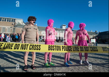 Boston, Massachusetts, USA. 1. Januar 2014. Hunderte Teilnehmer trotzten die eisigen Gewässern der Dorchester Bay am Neujahrstag in Boston für die jährliche L Street Brownies Polar Plunge. Die Organisation, die sich selbst als die älteste Eisbär-Club in den Vereinigten Staaten Rechnungen, widmet das Schwimmen jährlich an Vergangenheit und kürzlich verstorbenen Brownies. Bildnachweis: Jeremiah Robinson/ZUMA Wire/ZUMAPRESS.com/Alamy Live-Nachrichten Stockfoto