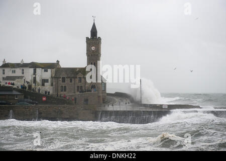 Massive Wellen in Porthleven bei einem Wintersturm in den Hafen/Clock Tower-Bereich Stockfoto