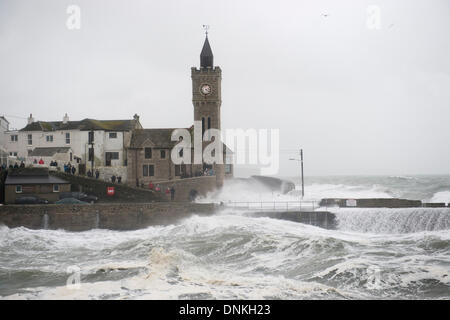 Massive Wellen in Porthleven bei einem Wintersturm in den Hafen/Clock Tower-Bereich Stockfoto