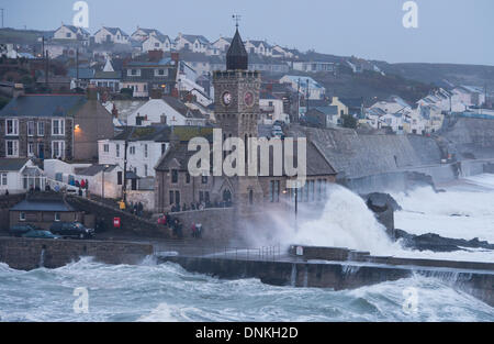 Massive Wellen in Porthleven bei einem Wintersturm in den Hafen/Clock Tower-Bereich Stockfoto