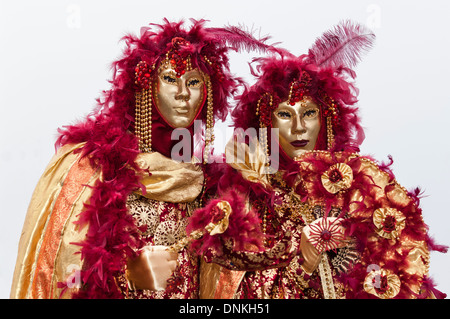 Karneval-Teilnehmern in Maskerade Kostümen, weißer Hintergrund, San Marco Plazza, Venedig, Italien Stockfoto