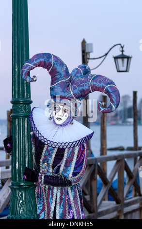 Karneval-Teilnehmer in Jester Kostüm, San Marco Plazza, Venedig, Italien Stockfoto
