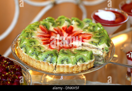 Obstkuchen mit Erdbeeren und kiwi Stockfoto