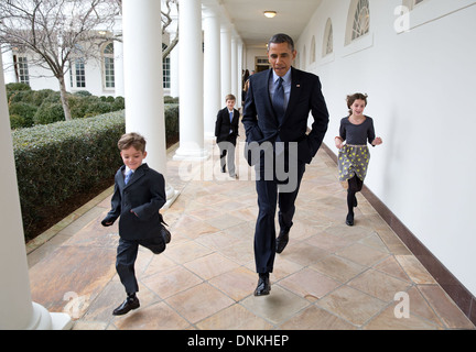 US-Präsident Barack Obama Rennen auf der Kolonnade mit Denis McDonoughs Kinder auf dem Weg auf die Ankündigung, dass der neue Chef des Stabes Denis 25. Januar 2013 in Washington, DC werden würde. Stockfoto