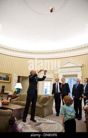 US-Präsident Barack Obama zeigt Samantha Power und Cass Sunsteins Kinder wie hoch die Decke des Oval Office des weißen Hauses ist durch das Werfen eines Basketballs zu sehen, ob er es 22. Februar 2013 in Washington, DC berühren konnte. Stockfoto