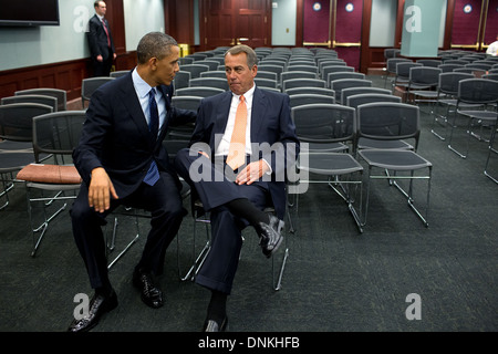 US-Präsident Barack Obama spricht mit House Speaker John Boehner nach der Teilnahme an einer Fragerunde mit Republican Conference Chairman im Haus auf dem US-Kapitol 13. März 2013 in Washington, DC. Stockfoto
