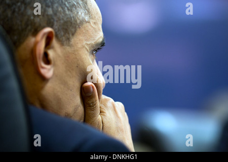 US-Präsident Barack Obama bei einem Treffen der National Security Council im Situation Room des weißen Hauses 5. April 2013 in Washington, DC hört. Stockfoto