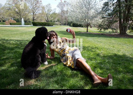 US-First Lady Michelle Obama nahm ein Selbstporträt von ihr und Familie Hund Bo auf dem South Lawn des weißen Hauses 11. April 2013 in Washington, DC. Stockfoto
