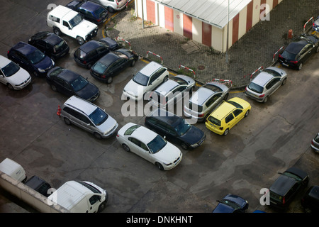 Luftaufnahme von schlecht geparkte Autos Stockfoto