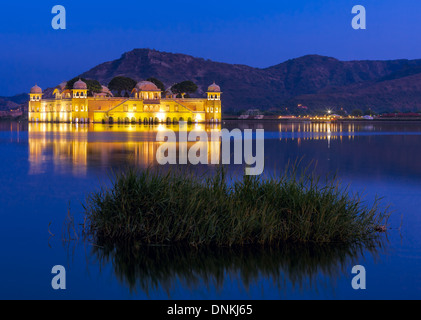 Jal Mahal Palast bei Nacht. Mann Sager See. Jaipur, Rajasthan, Indien, Asien Stockfoto