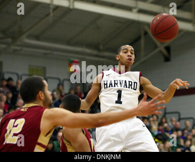 Boston, Massachusetts, USA. 1. Januar 2014. 1. Januar 2014; Harvard Crimson Wache Siyani Chambers (1) geht der Ball in der ersten Hälfte der NCAA Basketball-Spiel zwischen dem Boston College Eagles und Harvard Crimson im Lavietes-Pavillon. Anthony Nesmith/CSM/Alamy Live-Nachrichten Stockfoto