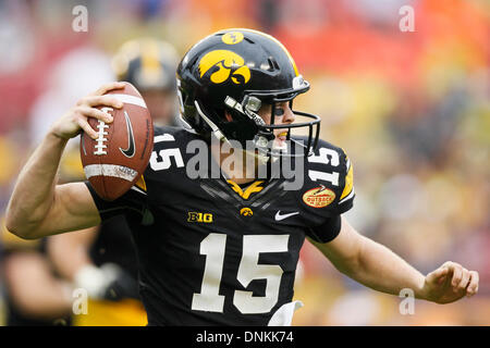 Tampa, Florida, USA. 1. Januar 2014. EVE EDELHEIT | Times.Iowa Hawkeyes Quarterback Jake Rudock (15) fängt den Ball während des Outback Bowl zwischen der University of Iowa und Louisiana State University im Raymond James Stadium am 1. Januar 2014 in Tampa zu werfen. Bildnachweis: Eve Edelheit/Tampa Bucht Times/ZUMAPRESS.com/Alamy Live-Nachrichten Stockfoto