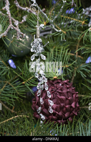 Dekorative Kristalle und Artischocke Blumen auf einem Weihnachtsbaum. Stockfoto