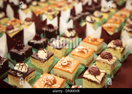 Sorten von einzelnen dekorativen Desserts Kuchen auf dem Tisch auf einem Luxus-Event, Gourmet-catering Süßigkeiten Stockfoto