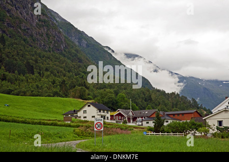 Häuser in Geiranger Dorf zeigt Berg Landschaft, Norwegen, Europa Stockfoto