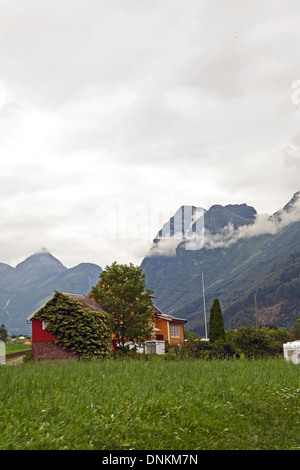 Aussicht auf Berglandschaft in Geiranger zeigt Bauernhäuser, Norwegen, Europa Stockfoto