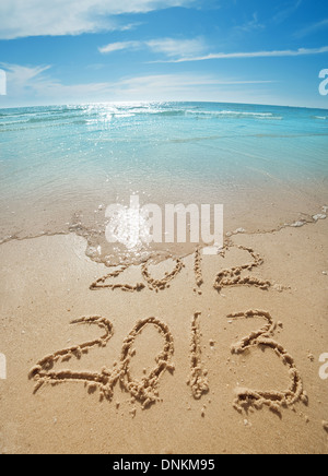 Ziffern 2012 und 2013 am Sand Strand - Konzept des neuen Jahres Stockfoto