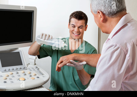 Techniker des Patienten Hand Gel aufsetzen Stockfoto