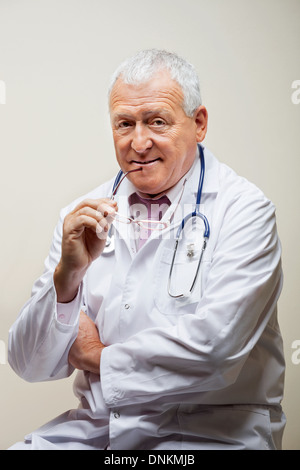 Senior-Männlich-Arzt Stockfoto