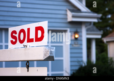 Verkauften Schild vor ein Haus zu verkaufen in den mittleren Westen der USA Stockfoto