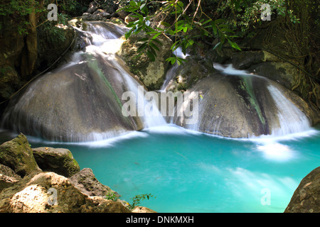 Wasserfall im Erawan National Park in Kanchanaburi, Thailand. Stockfoto
