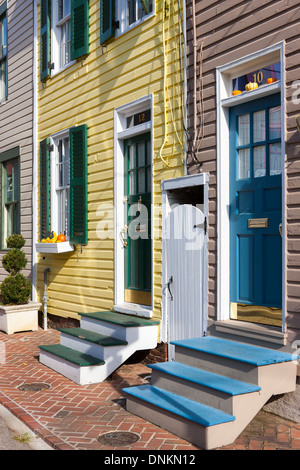 Bemalte und bunten Fassaden und Eingangsbereiche schmücken historische Häuser in den Straßen von Annapolis, Maryland in der Nähe von Halloween. Stockfoto