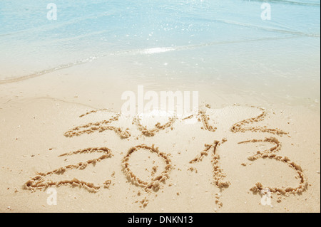 Ziffern 2012 und 2013 am Sand Strand - Konzept des neuen Jahres und im Laufe der Zeit Stockfoto