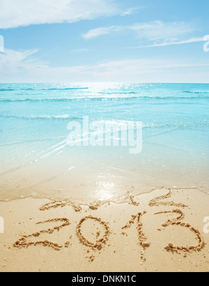 Ziffern 2012 und 2013 am Sand Strand - Konzept des neuen Jahres Stockfoto