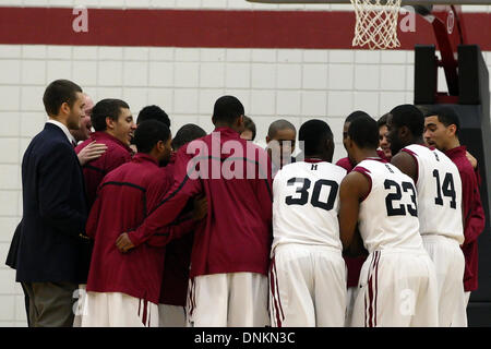 Boston, Massachusetts, USA. 1. Januar 2014. 1. Januar 2014; Harvard Crimson Spieler drängen sich vor ihrer NCAA Basketball-Spiel gegen die Boston College Eagles im Lavietes-Pavillon. Harvard besiegt Boston College 73-58. Anthony Nesmith/CSM/Alamy Live-Nachrichten Stockfoto