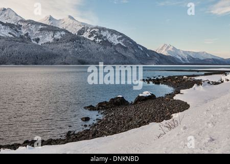 Schnee am Strand des Chilkat Inlet in Southeast Alaska mit Bergen. Stockfoto