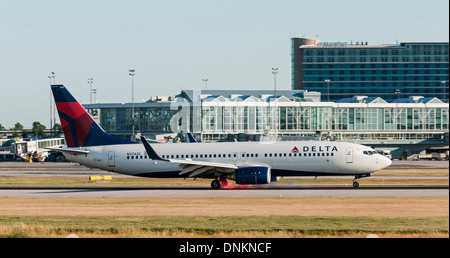 Delta Air Lines Boeing 737 Flugzeug N3742C landing Vancouver International Airport Landebahn des Flughafens terminal Stockfoto