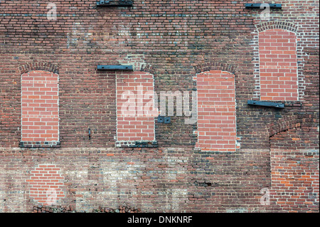 An einem Gebäude entlang der Bahngleise im East Midtown-Gebiet von Atlanta, Georgia, wurde eine Backsteinwand befestigt. (USA) Stockfoto