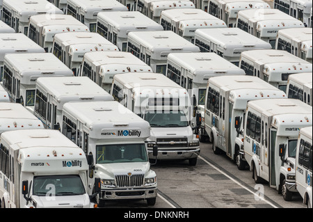 Flotte VON MARTA (Metropolitan Atlanta Rapid Transit Authority) Mobilitätsbussen, die berechtigte Personen mit Behinderungen in Atlanta, Georgia, bedienen. Stockfoto