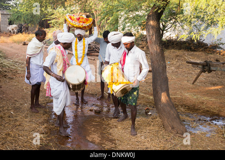 Ländliche indische Dorfbewohner, die Durchführung einer Puja in ein Dorf Swami / trägt. Andhra Pradesh, Indien Stockfoto