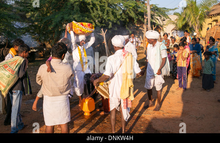 Ländliche indische Dorfbewohner, die Durchführung einer Puja in ein Dorf Swami / trägt. Andhra Pradesh, Indien Stockfoto