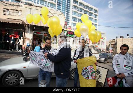 Jerusalem, Jerusalem, Palästina. 1. Januar 2014. Palästinenser halten gelbe Ballons während eines Marsches markiert er 49. Jahrestag der Gründung der Fatah-Bewegung in Jerusalem, 1. Januar 2014 Credit: Saeed Qaq/APA Images/ZUMAPRESS.com/Alamy Live News Stockfoto